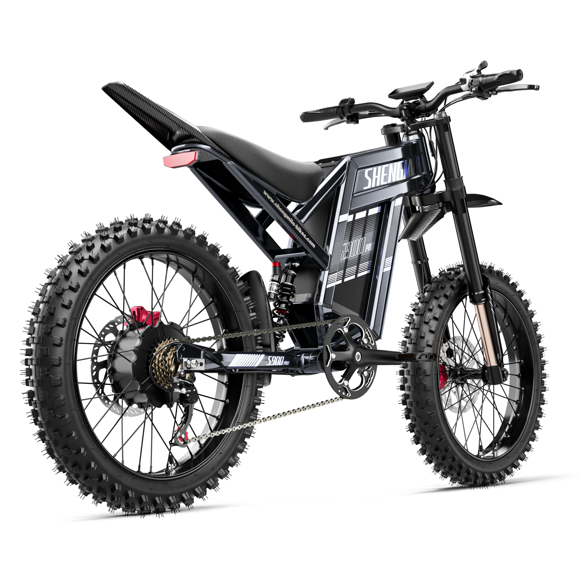 Una moto elettrica nera con pneumatici tassellati, pedali e marchio sul telaio, su sfondo nero.