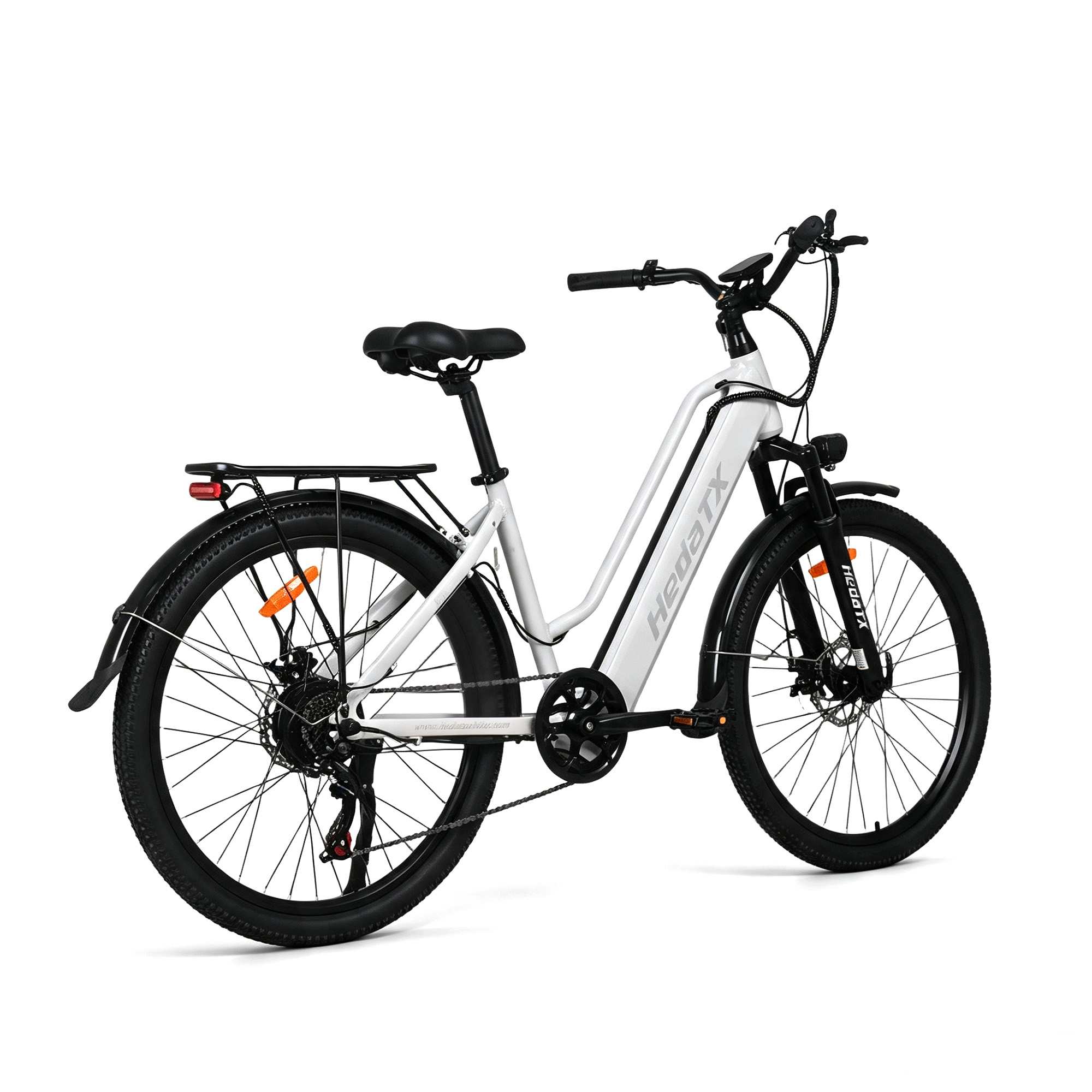 Una bicicleta eléctrica blanca con sillín negro, portaequipajes y neumáticos de tacos sobre fondo blanco.