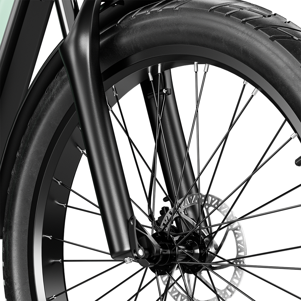 Primo piano della ruota anteriore di una e-bike con raggi, copertone e forcella neri.