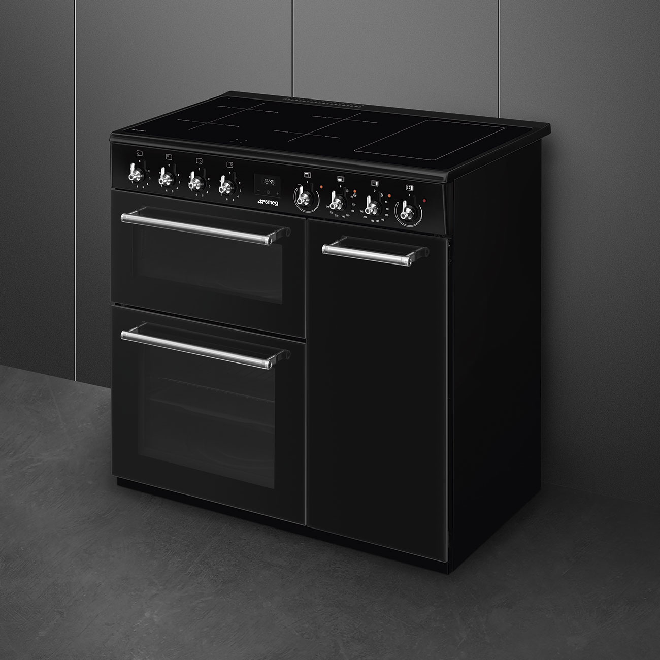 Una cucina elettrica nera a doppio forno con piano cottura in vetroceramica e manopole argentate.