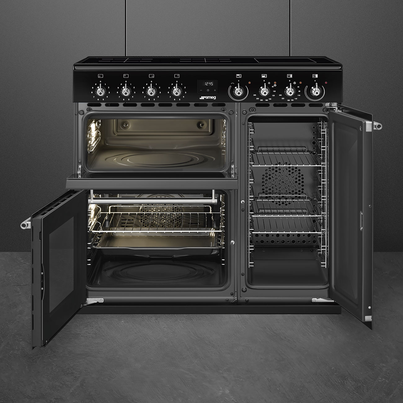 Una cucina Smeg nera con forno aperto e fessure sulla teglia, su sfondo scuro.