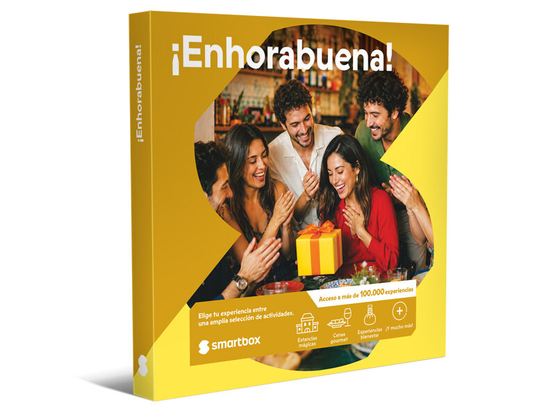 Caja de regalo amarilla Smartbox con amigos felices y el texto ¡Enhorabuena! sobre un fondo de bar.