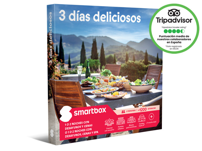 Caja Smartbox con una mesa puesta al aire libre con comida ante un fondo de montaña y un sello de TripAdvisor.