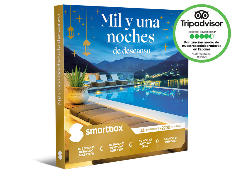Caja regalo Smartbox con una piscina iluminada frente a montañas por la noche.