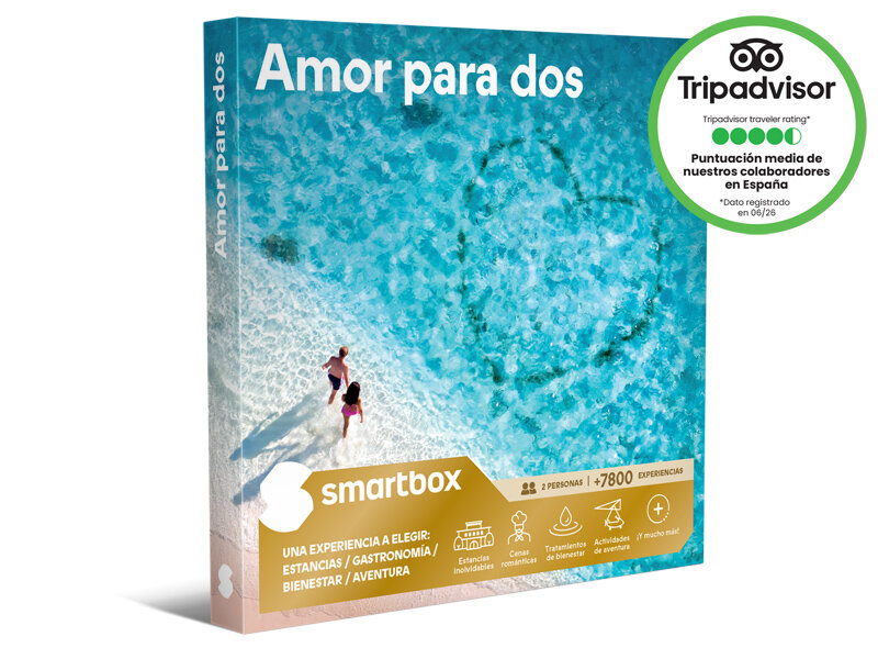 Caja Smartbox con pareja en la playa y un corazón dibujado en el agua.