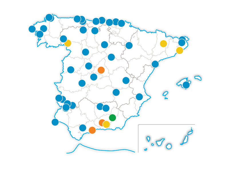 Un mapa de España marcado con puntos azules, amarillos, naranjas y verdes.