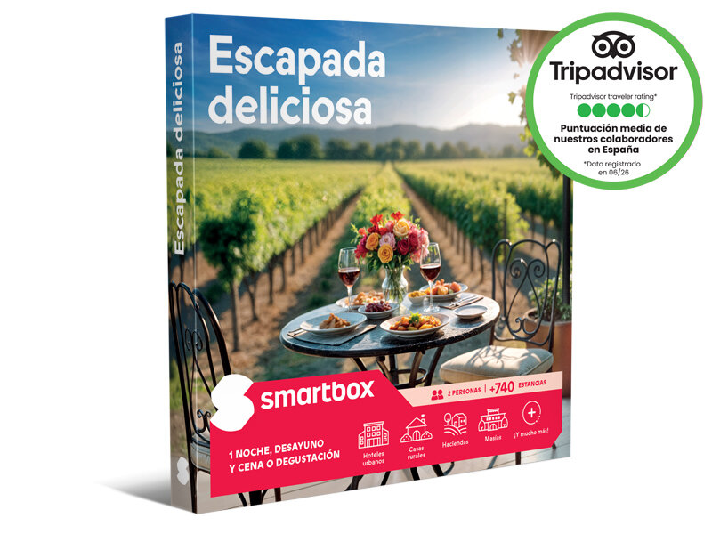Una caja Smartbox con viñedo muestra una mesa puesta con flores y vino ante vides verdes.
