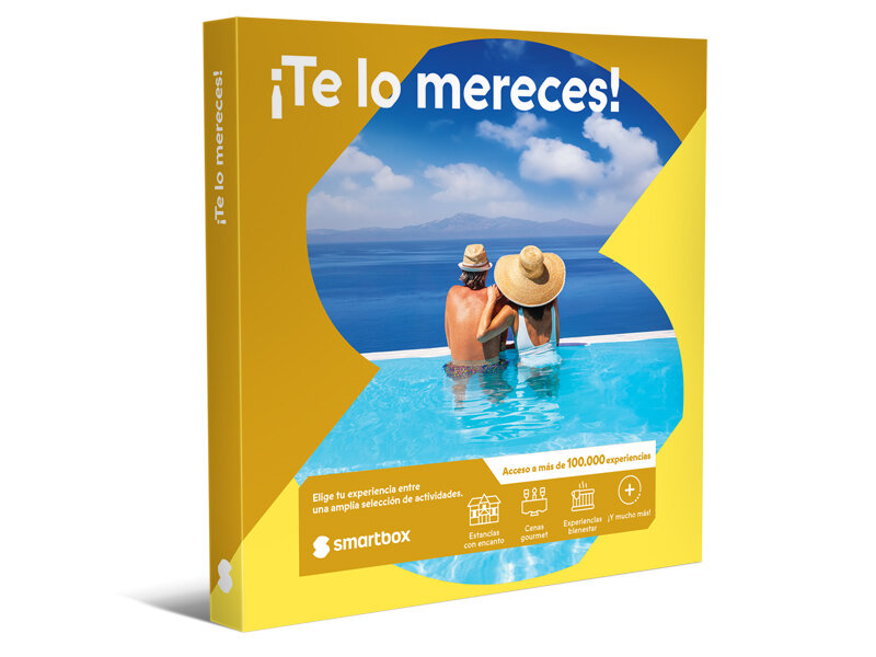 Empaque amarillo de Smartbox con foto de una pareja en una piscina infinita frente al mar.