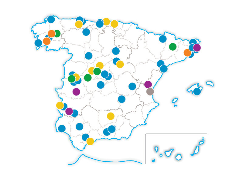 Un mapa blanco de España con fronteras provinciales y muchos puntos de colores que marcan diferentes ubicaciones.