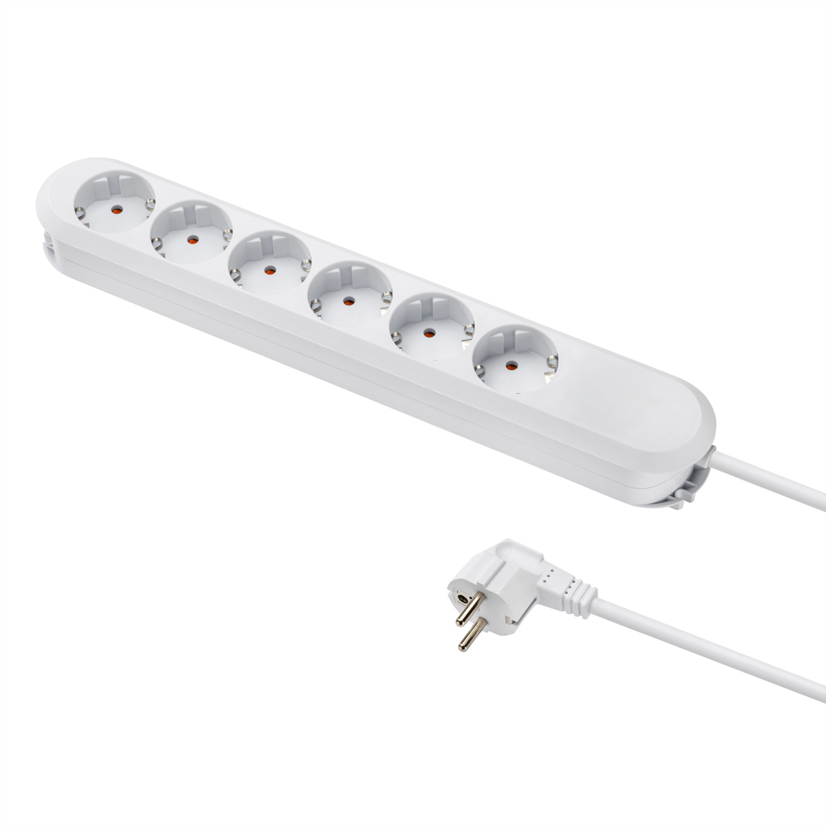 Weiße Sechser-Mehrfachsteckdose mit angeschlossenem Kabel und Stecker auf weißem Hintergrund.