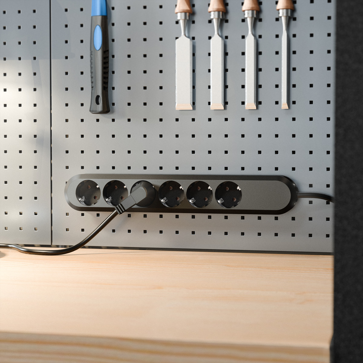Eine schwarze Steckdosenleiste mit einem eingesteckten Kabel ist an einer Lochwand über einem Holzregal montiert.