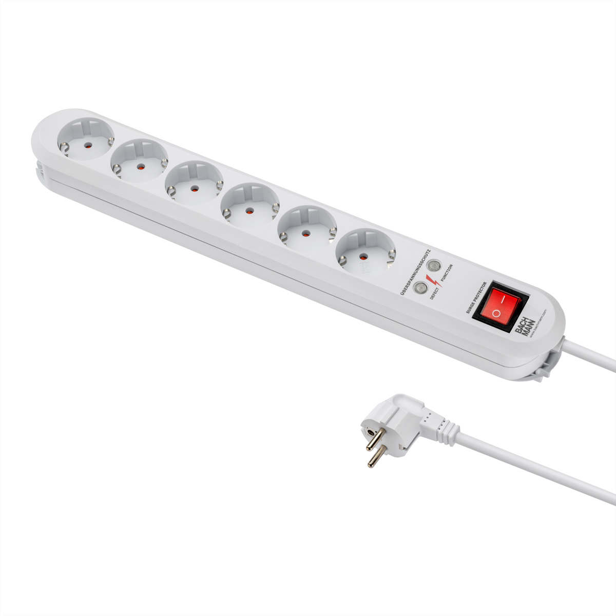 Weiße Mehrfachsteckdose mit sechs Steckplätzen, rotem Ein- und Ausschalter sowie angeschlossenem Kabel und Stecker.