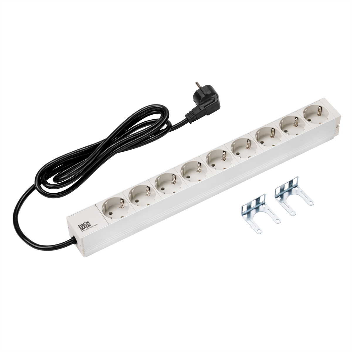 Eine weiße Mehrfachsteckdose mit schwarzem Kabel, Stecker und zwei silbernen Halterungen auf weißem Hintergrund.