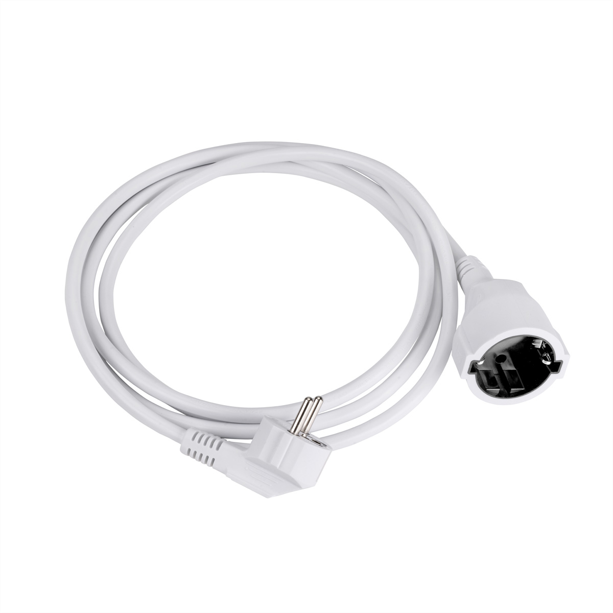 Un cable alargador blanco enrollado con enchufe y toma de corriente sobre fondo blanco.