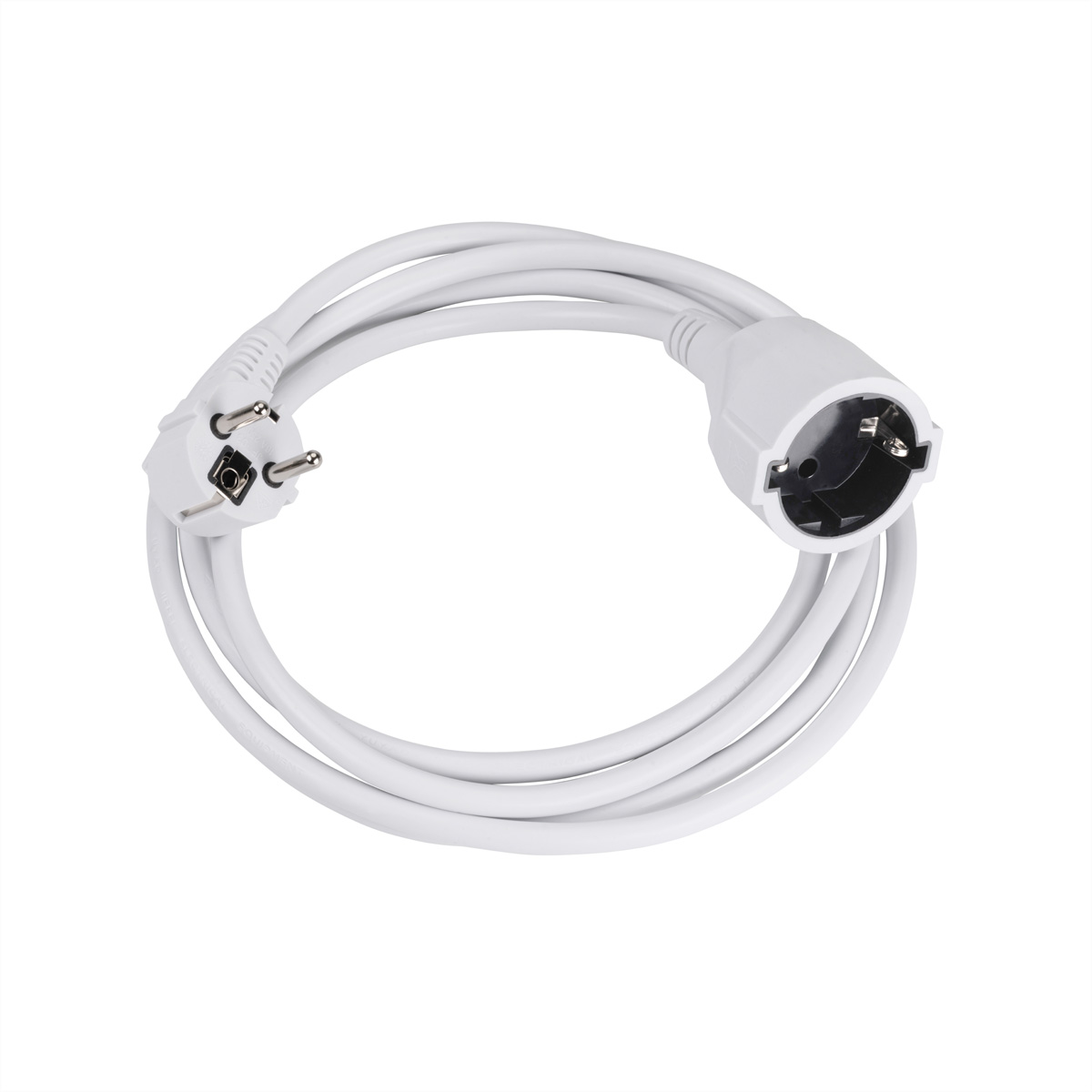 Un cable de extensión blanco enrollado con enchufe y toma sobre fondo blanco.