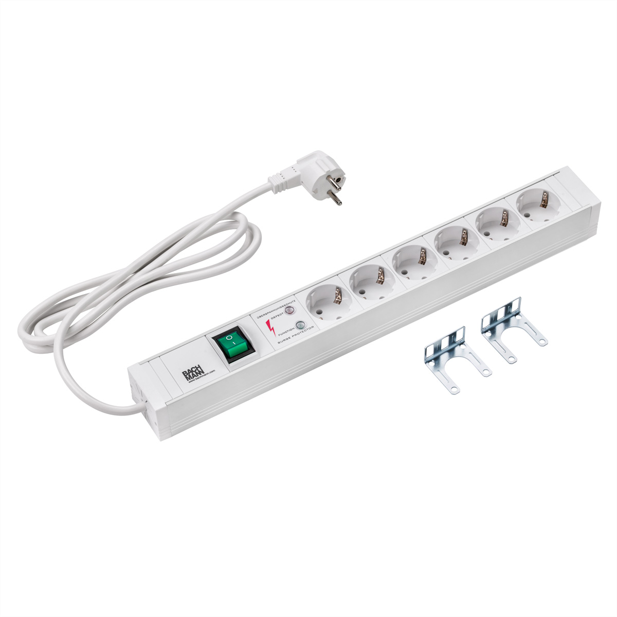 Weiße Mehrfachsteckdose mit grünem Schalter, Kabel, Stecker und zwei Metallhalterungen.