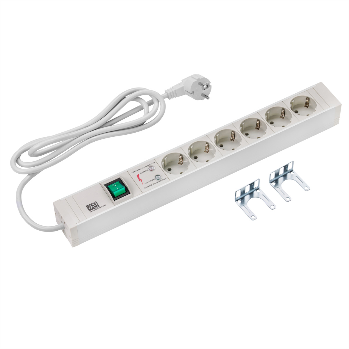 Weiße Mehrfachsteckdose mit sechs Steckplätzen, grünem Schalter, Kabel, Stecker und zwei Montagehalterungen.