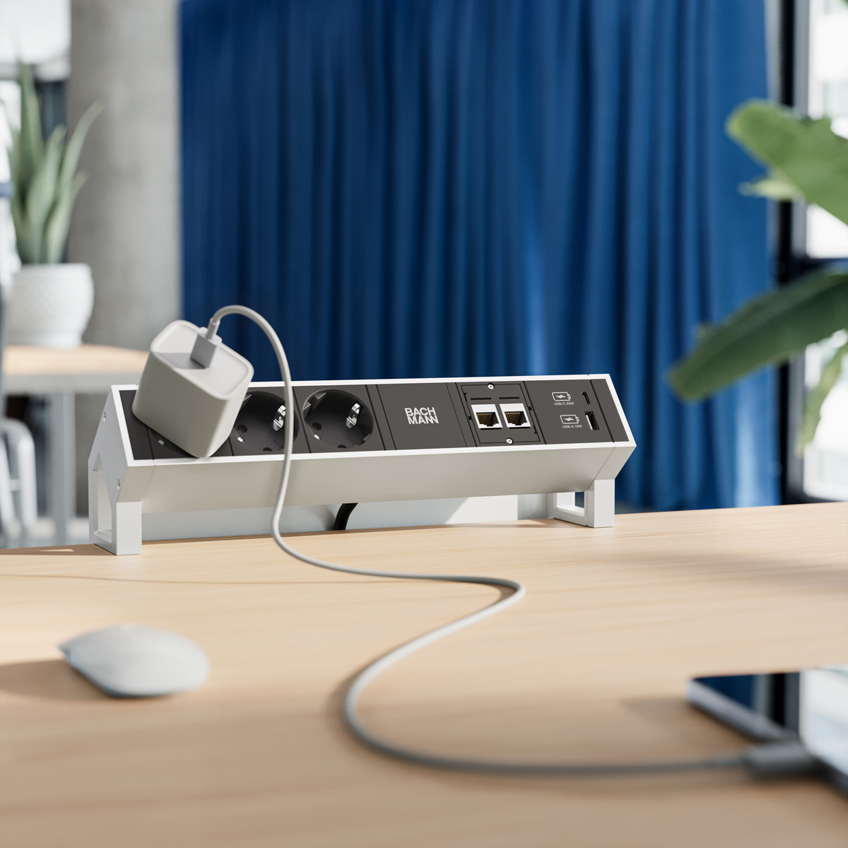 Une multiprise blanche sur un bureau en bois avec un câble de chargement connecté et un fond bleu.
