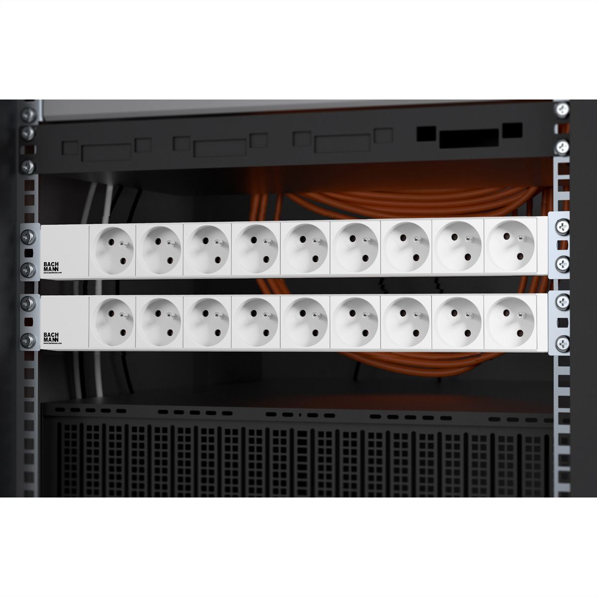 Due ciabatte bianche Bachmann installate in un rack server nero con cavi arancioni.
