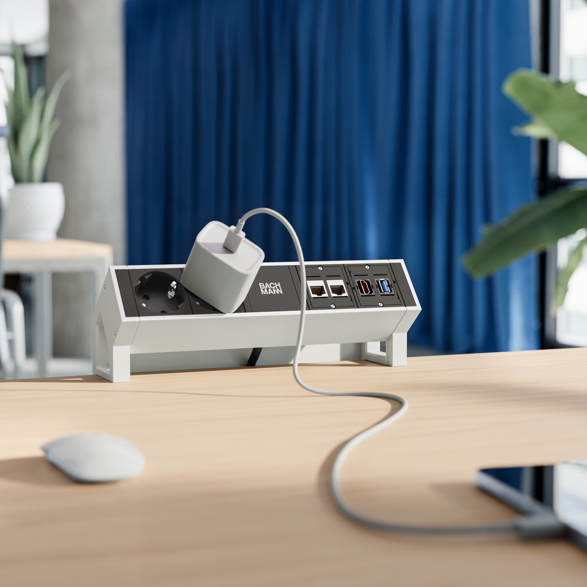 Une multiprise de bureau blanche avec un adaptateur secteur branché sur une table en bois.