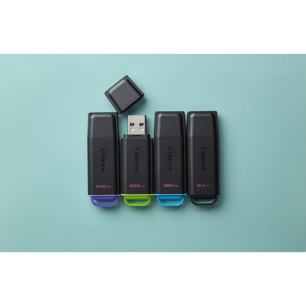 Quattro chiavette USB Kingston nere con passanti colorati su sfondo azzurro, un cappuccio rimosso.