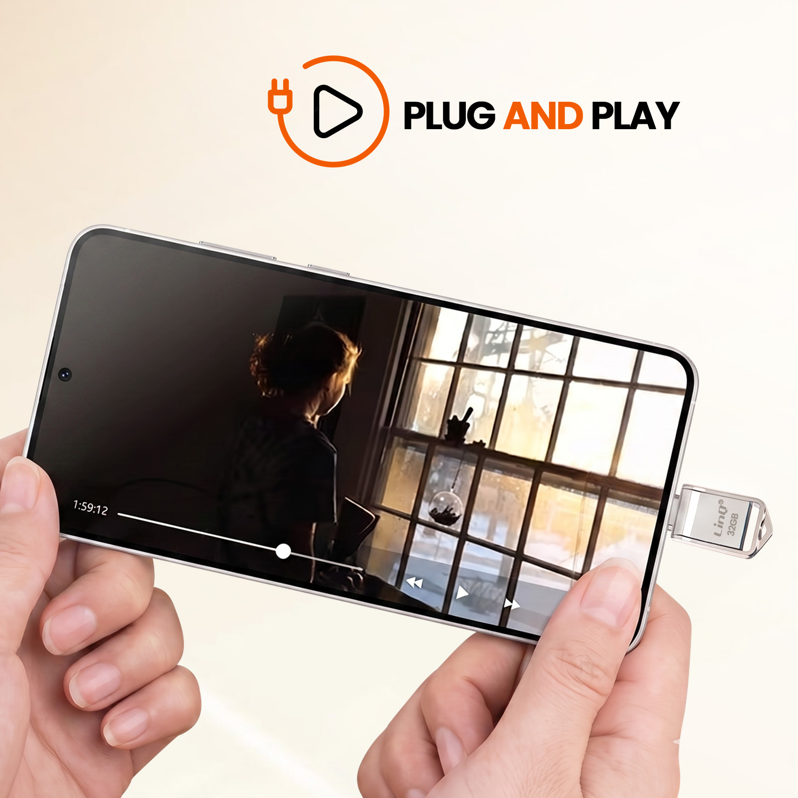 Una chiavetta USB è collegata a uno smartphone che riproduce un video, con la scritta PLUG AND PLAY sopra.