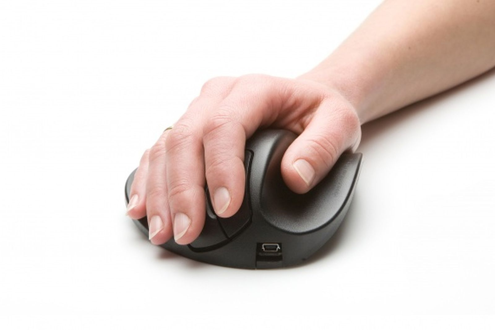 Una mano usa un mouse per computer nero ed ergonomico su sfondo bianco.