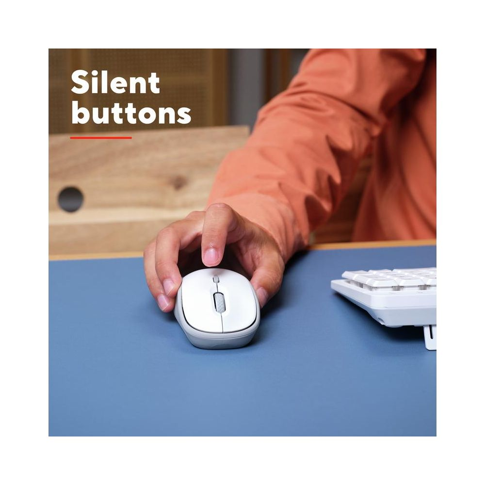 Una mano usa un mouse bianco su un tappetino blu, con la scritta Silent buttons.