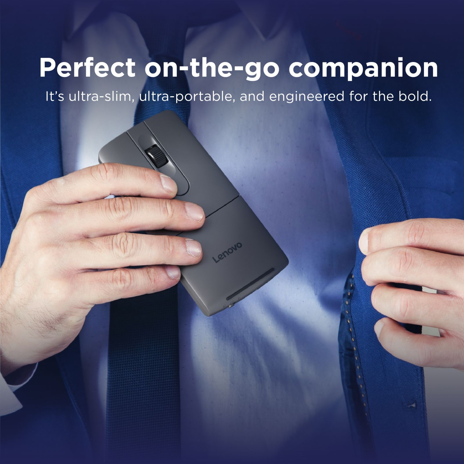 Un uomo in abito blu tiene in mano un elegante mouse per computer Lenovo grigio.