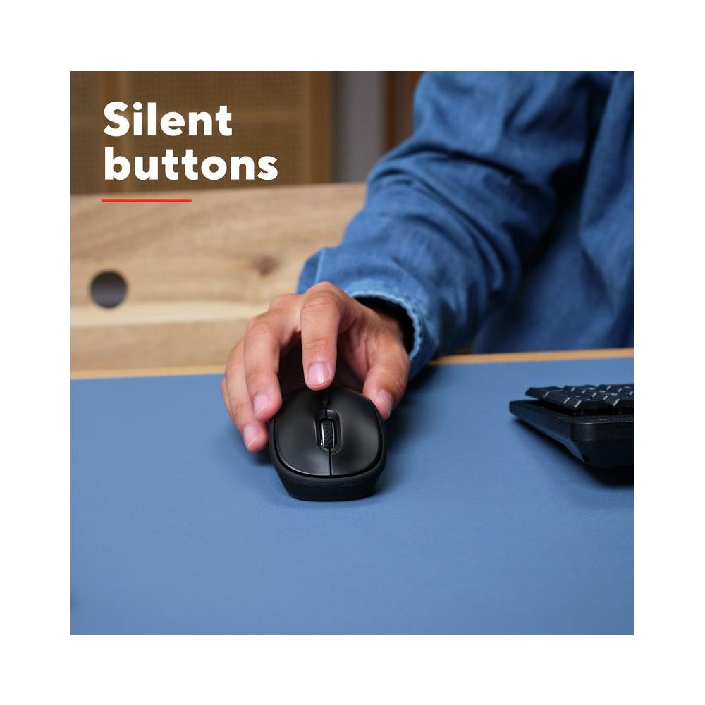 Una mano usa un mouse per computer nero con pulsanti silenziosi su un tappetino blu.