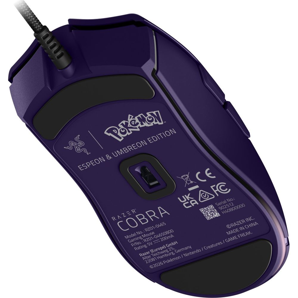 Parte inferior de un ratón gaming morado Razer Cobra Espeon y Umbreon Edition con etiquetas, sensor y patas.