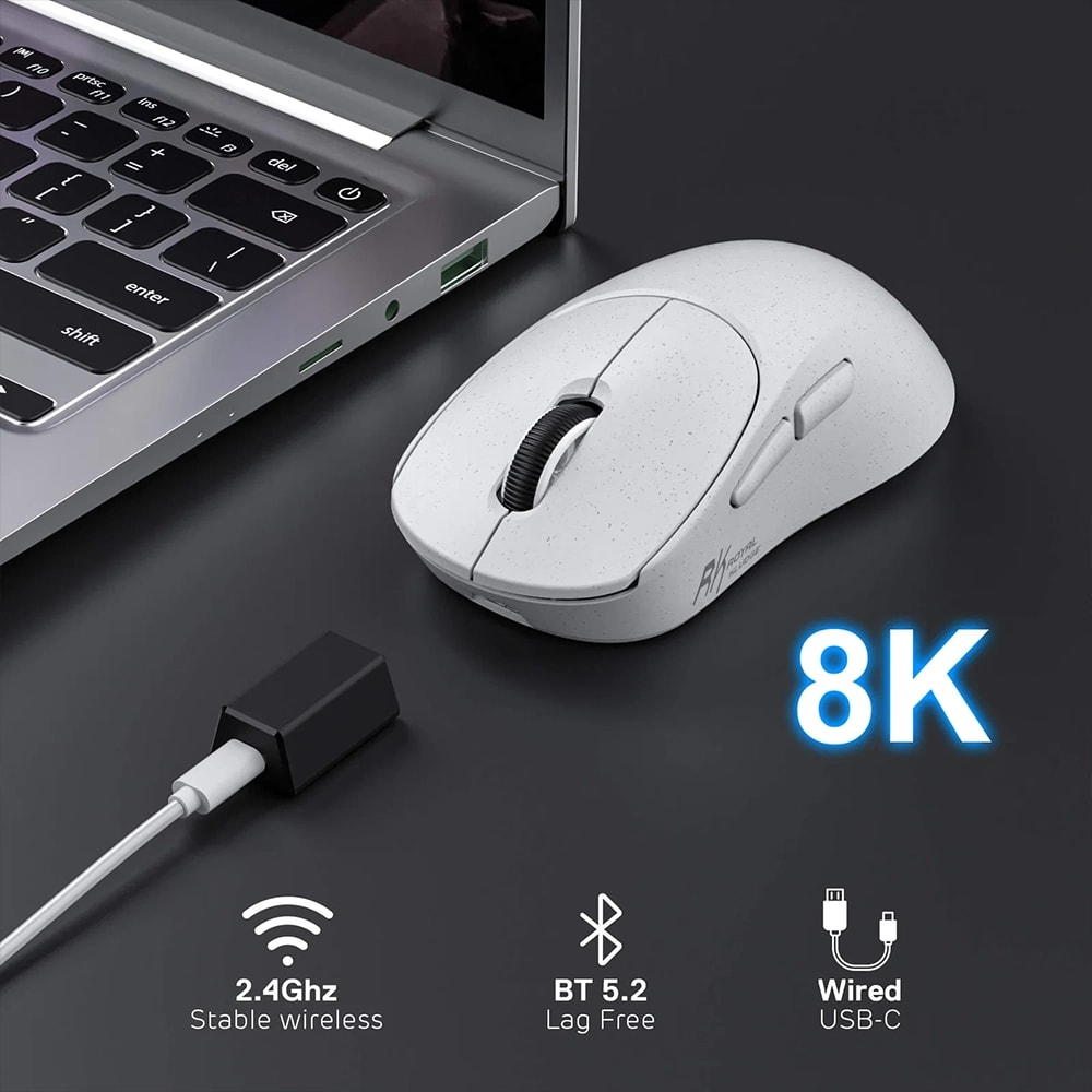 Dizüstü bilgisayar yanında beyaz kablosuz fare, USB-C kablosu ve bağlantı simgeleri.