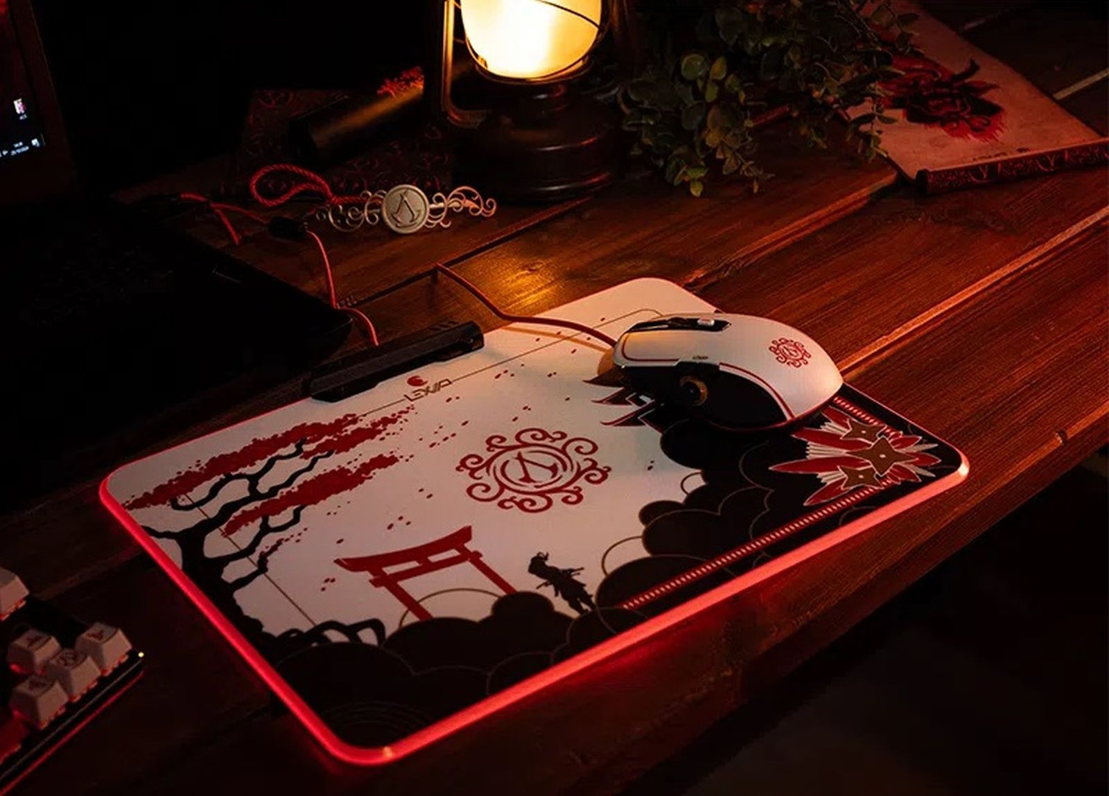 Un ratón y alfombrilla de juego iluminados con diseño japonés en una mesa de madera.