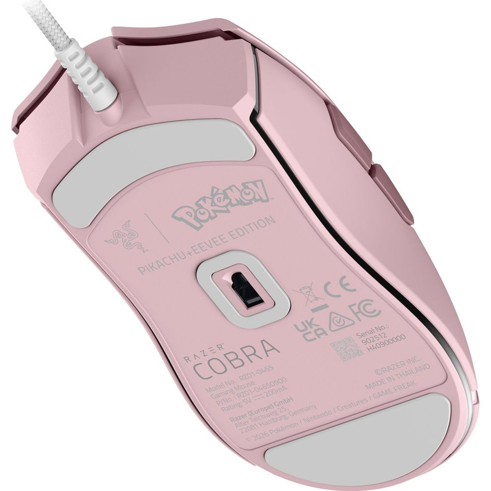 La parte inferiore di un mouse da gioco rosa Razer Cobra Pokémon Edition con cavo bianco.