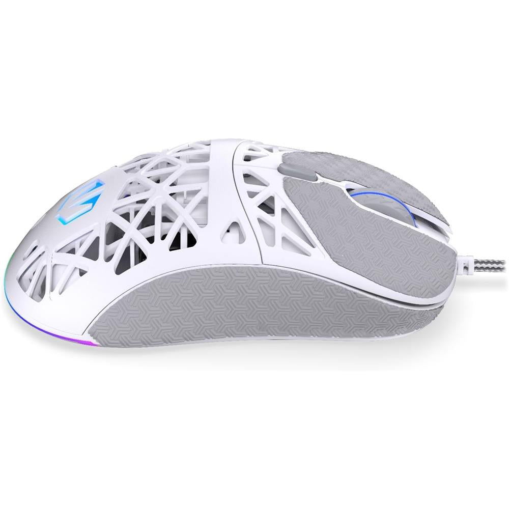Un ratón para juegos blanco con carcasa de panal, agarres laterales y luces RGB.