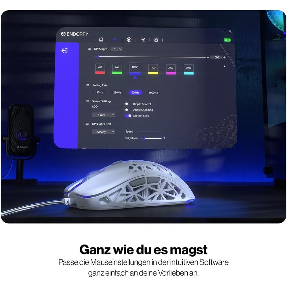 Un ratón de juego blanco con celdas sobre un escritorio oscuro con luz azul, mostrando su configuración en una pantalla.