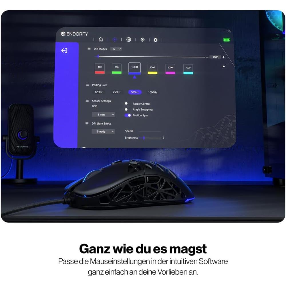 Schwarze Gaming-Maus auf dem Tisch, im Hintergrund Software-Einstellungen auf einem Bildschirm.