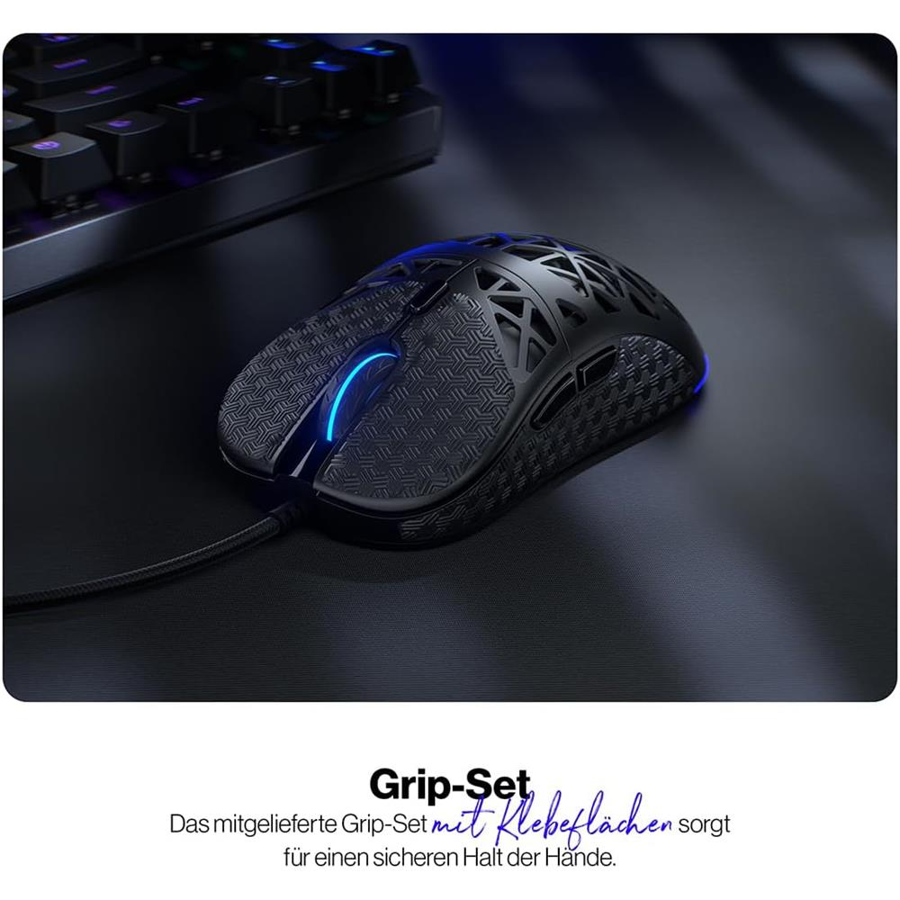 Eine schwarze Gaming-Maus mit blauem Licht auf einem Schreibtisch neben einer Tastatur.