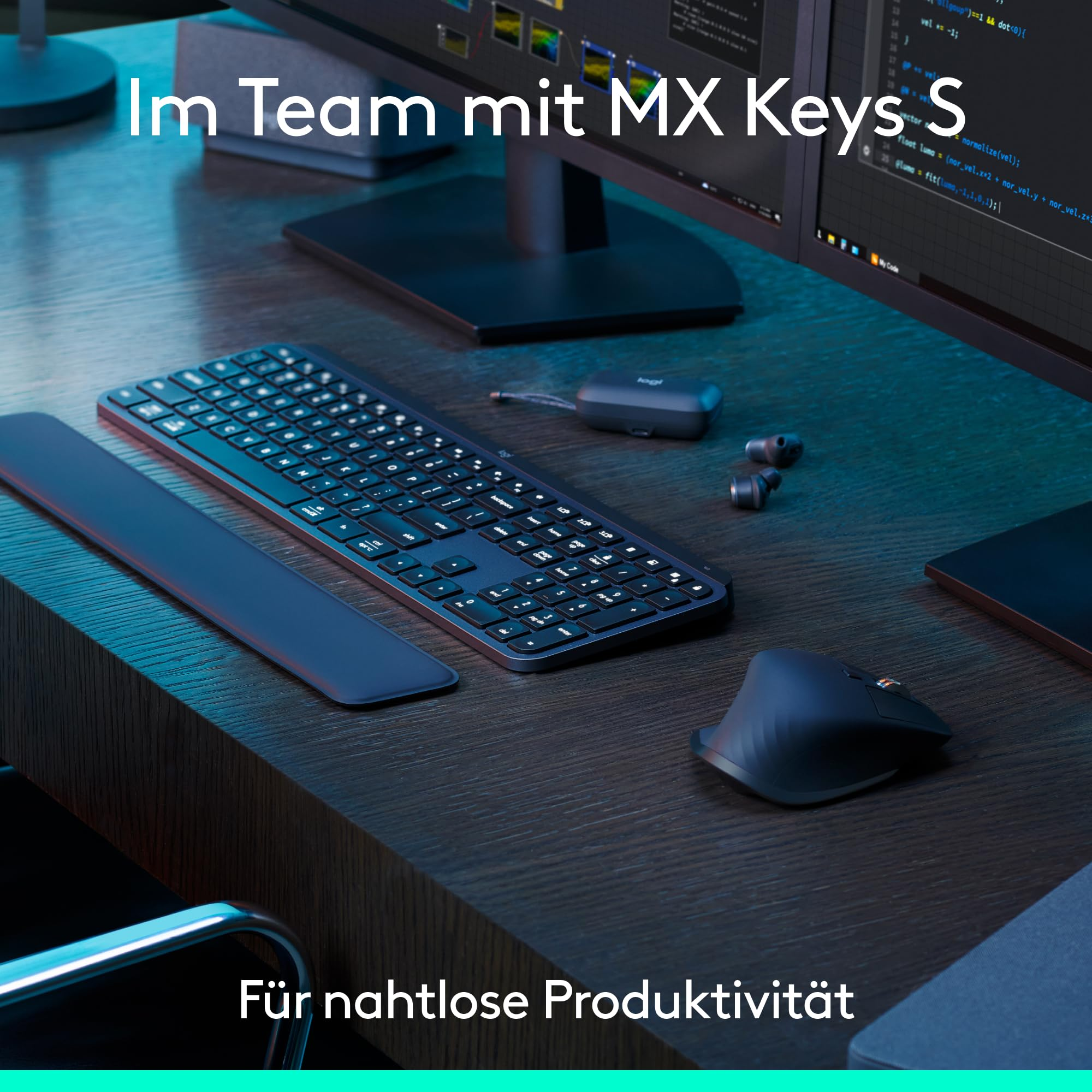 Una scrivania in legno con tastiera Logitech nera, mouse, auricolari, poggiapolsi e monitor.