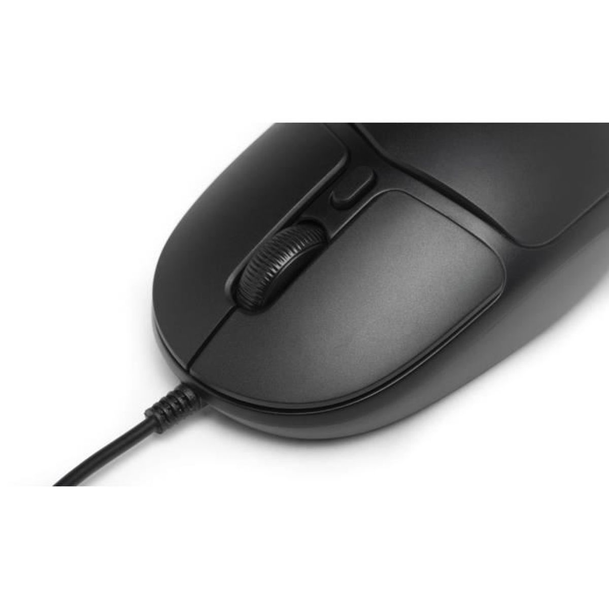Un ratón de ordenador con cable negro y rueda de desplazamiento sobre fondo blanco.