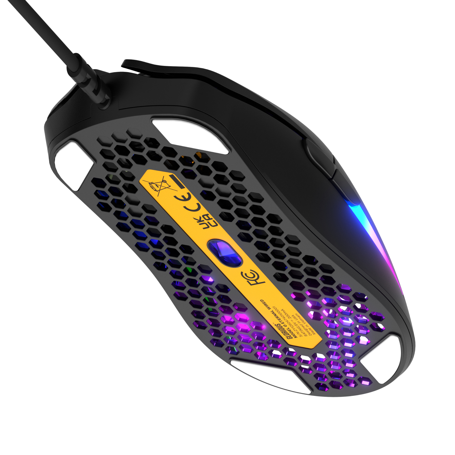 Petek kabuklu ve parlayan mor-mavi RGB aydınlatmalı siyah kablolu oyuncu mouse'unun alt görünümü.