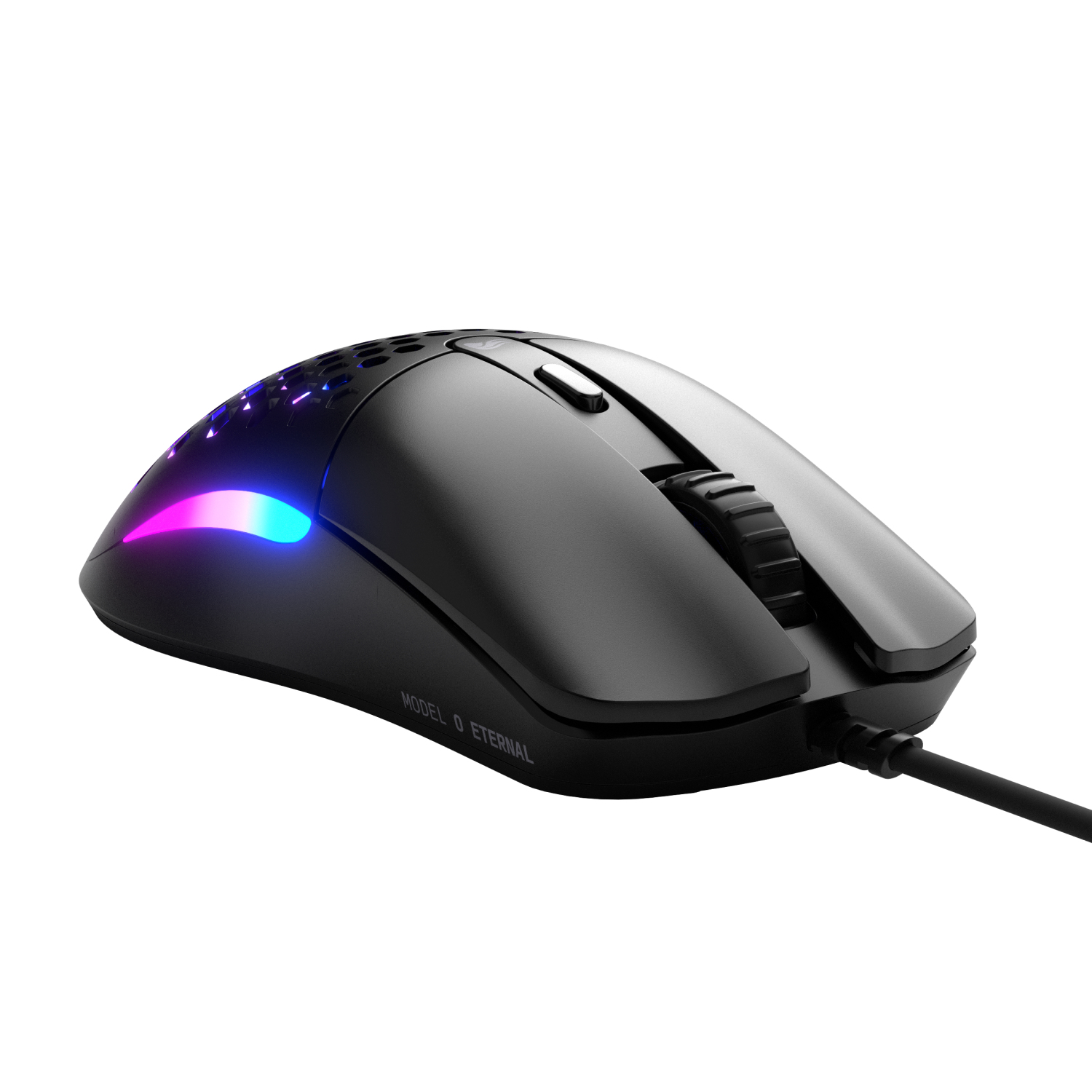 Yanda RGB aydınlatması ve petek kabuğu olan siyah kablolu oyuncu faresi, düşük açıdan.