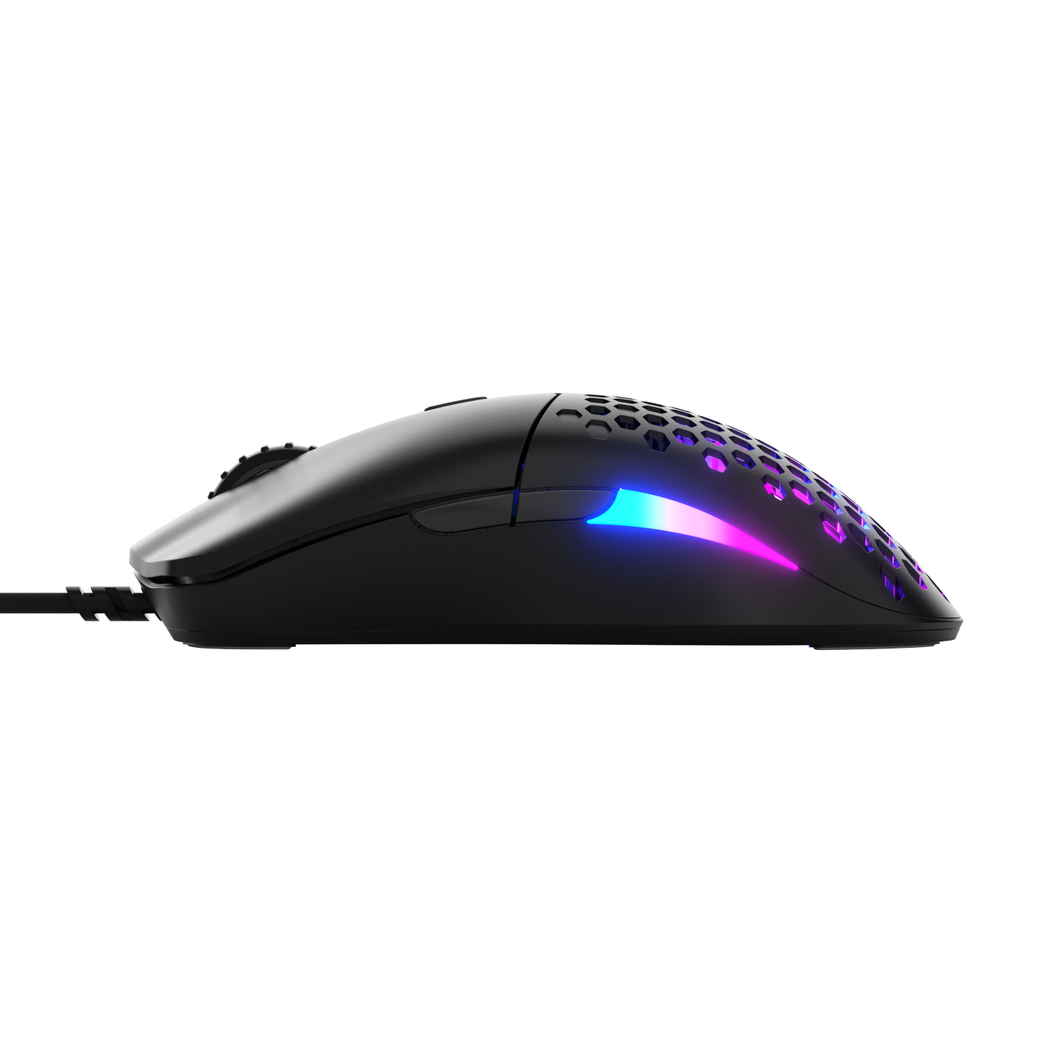 Beyaz arkaplanda yandan görünen petek desenli ve RGB aydınlatmalı siyah oyun faresi.