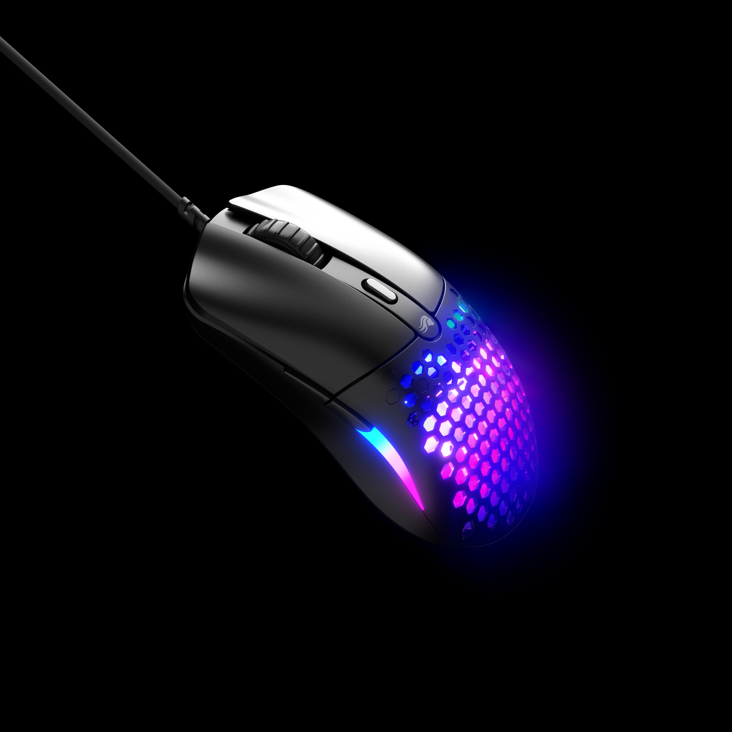 Siyah arka planda renkli RGB aydınlatmalı ve petek desenli siyah kablolu oyuncu faresi.