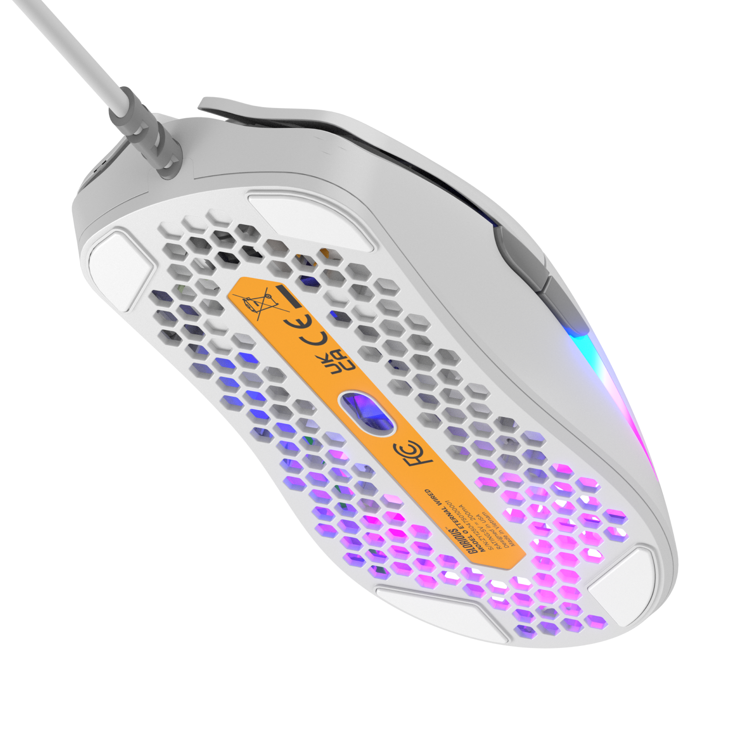 Petek desenli kabuğa ve renkli RGB aydınlatmaya sahip beyaz oyuncu faresinin alt görünümü.