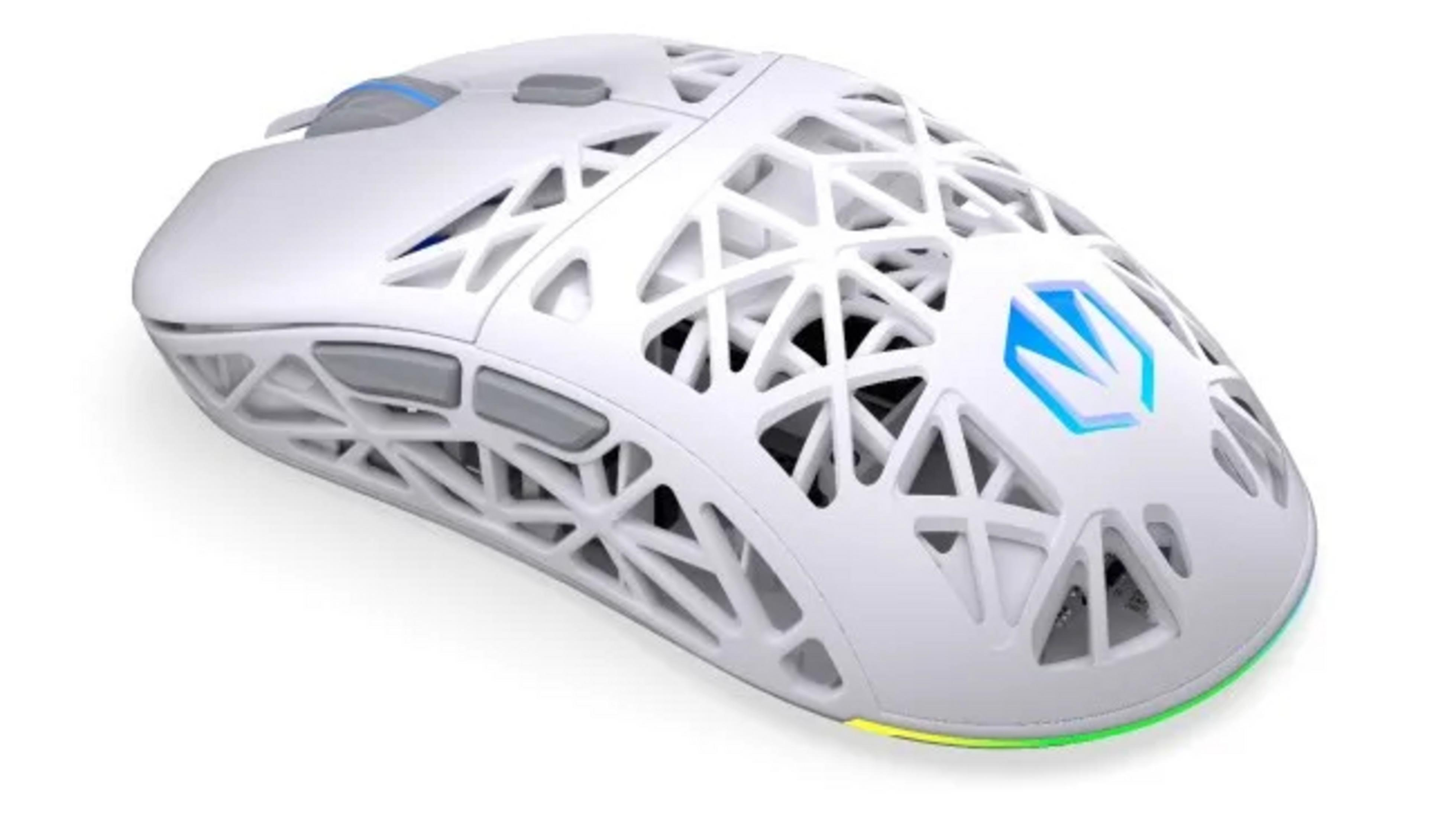 Weiße Gaming-Maus mit Wabenstruktur, blauer Beleuchtung und grauen Seitentasten auf weißem Hintergrund.