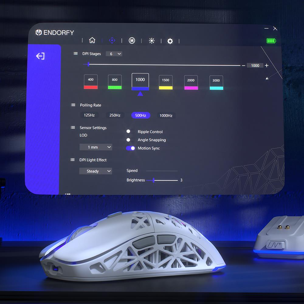 Eine weiße Gaming-Maus mit Wabenmuster und blauer LED-Beleuchtung auf einem Tisch, darüber eine Software-Benutzeroberfläche.