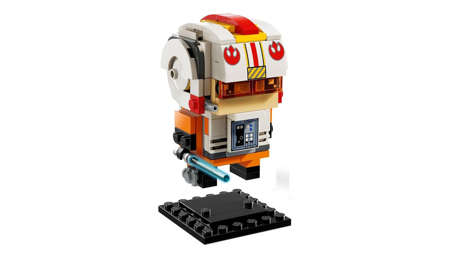 Lego Star Wars Luke Skywalker BrickHeadz Figur mit Helm, orange-weißer Kleidung und blauem Lichtschwert auf Sockel.