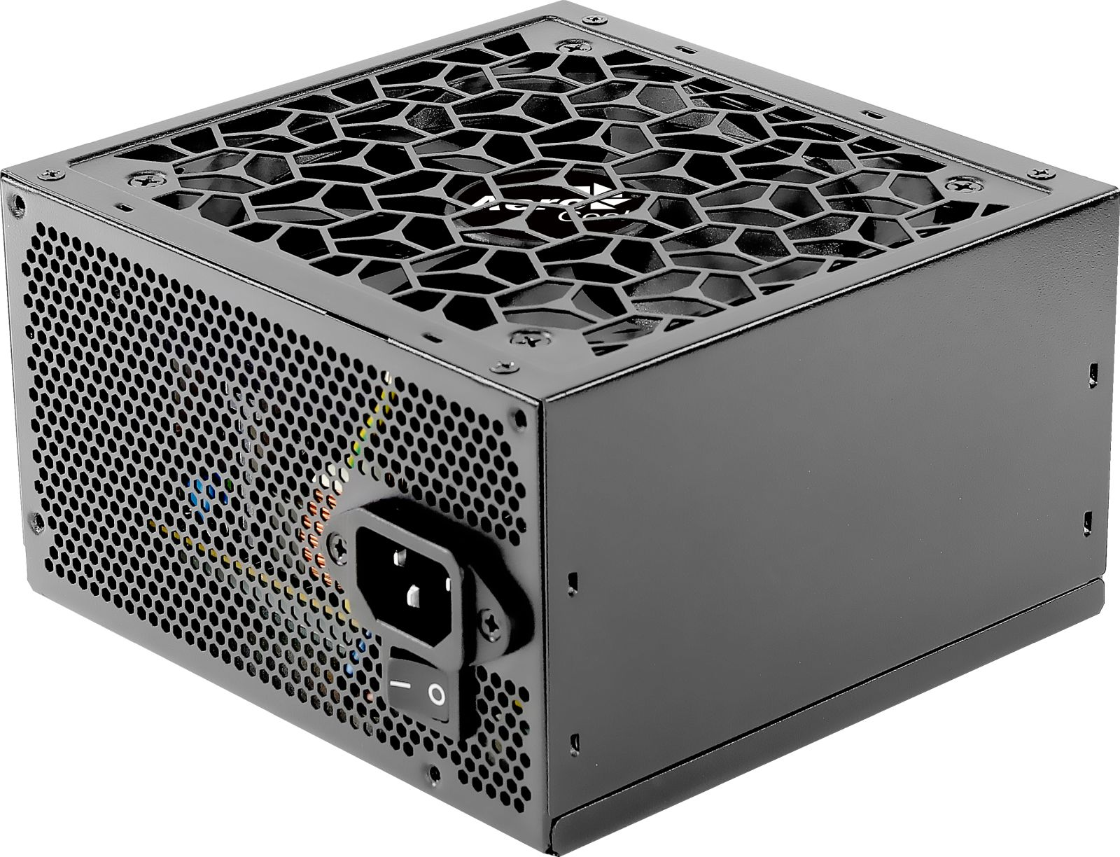 Schwarzes PC-Netzteil mit wabenförmigem Lüftungsgitter und Steckdosenmodul auf weißem Hintergrund.