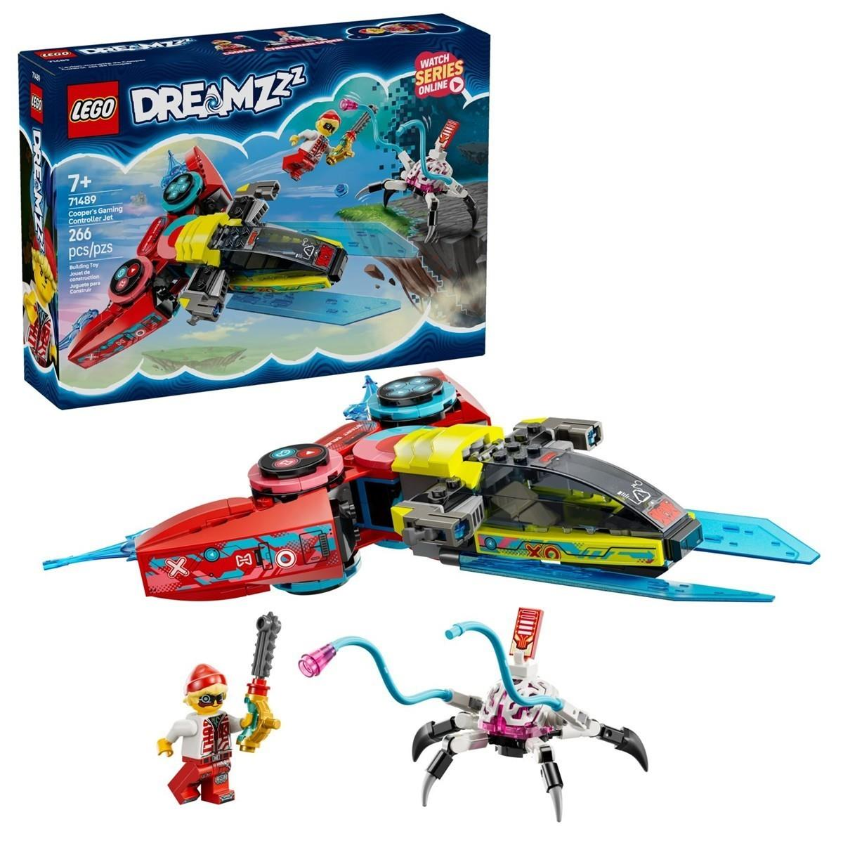 Lego Dreamzzz Set mit rotem Spielzeug-Jet, Minifigur und kleiner Spinne vor der blauen Produktverpackung.